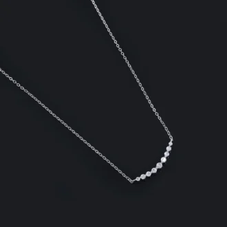 שרשרת כסף עדינה עם תליון מעוצב באבן חן, מושלמת לתכשיטים בסיטונאות.