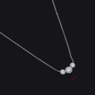 שרשרת כסף עם שלושה תליונים מעוטרים באבני חן, מתאימה לקולקציות תכשיטים בסיטונאות.