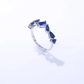 טבעת כסף עדינה עם אבנים כחולות, מושלמת כסיטונאות תכשיטים ייחודיים.