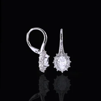 עגילים צמודים מכסף עם אבני חן, מתאימים לסיטונאות תכשיטים בסגנון עדין ואלגנטי.