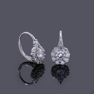 עגילים צמודים מכסף עם אבני חן נוצצות, מתאימים לסיטונאות תכשיטים איכותיים.