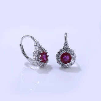 עגילים צמודים כסף עם אבן רובי מרכזית ומסביבן אבני חן, מתאימים לסיטונאות תכשיטים.