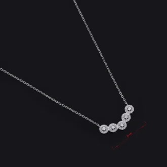 תליון כסף עדין עם ארבעה אבנים מבריקות, מתאים לסיטונאות תכשיטים.