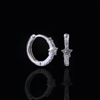 עגילים צמודים מכסף עם עיצוב ייחודי, מושלמים לאנשים שמחפשים תכשיטים בסיטונאות.