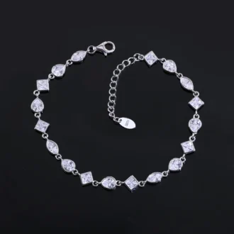 צמיד כסף עדין עם אבנים שקופות, מתאים לסיטונאות תכשיטים איכותיים.