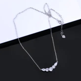 שרשרת כסף עדינה עם תליון יהלומים, מתאימה לסיטונאות תכשיטים.
