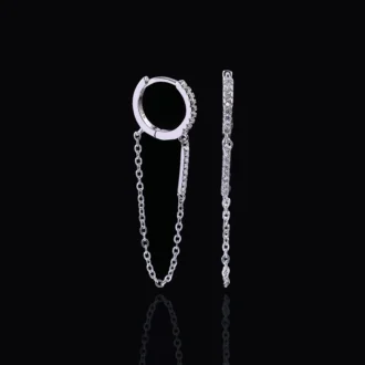 עגילים צמודים מכסף עם תליון מחובר, מעוטרים ביהלומים זעירים, על רקע כהה.