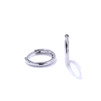 עגילים צמודים מכסף 925, עיצוב עדין ומתוחכם, אידיאלי עבור סיטונאות תכשיטים.