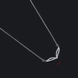 שרשרת כסף עדינה עם תליון בעיצוב ייחודי, מתאימה לסיטונאות תכשיטים.