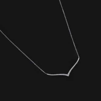 שרשרת כסף עדינה עם תוספות מנצנצות, מתאימה לסיטונאות תכשיטי כסף.