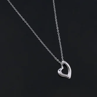 תליון לב עדין על שרשרת כסף, מתאים לסיטונאות תכשיטים איכותיים.