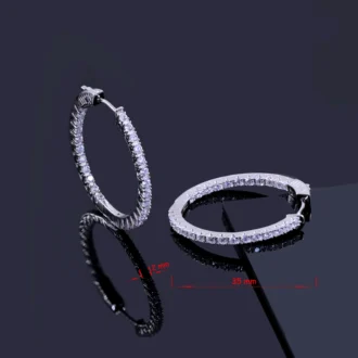 עגילים צמודים מכסף עם אבנים זוהרות, מתאימים לסיטונאות תכשיטים בטווח מחירים משתלם.