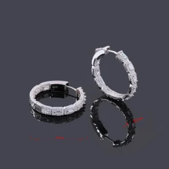 עגילים צמודים מכסף עם אבני חן, בעיצוב עדין ונוצץ, מתאימים לסיטונאות תכשיטי כסף.