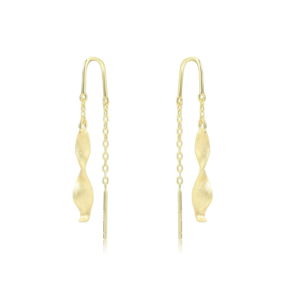 עגילים צמודים מזהב בעיצוב מודרני עם תליון מתפתל, מושלמים להשלמת כל מראה.